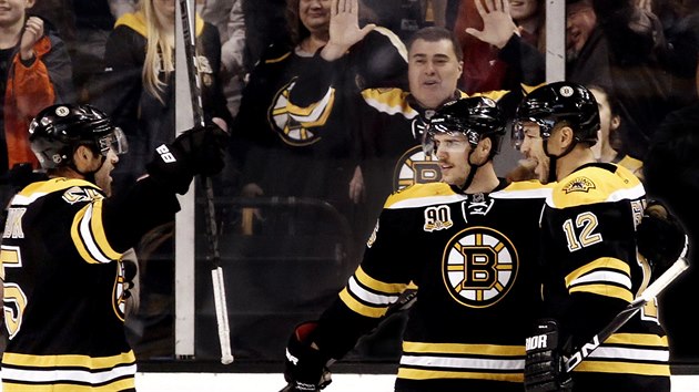 Hokejisté Bostonu slaví trefu Davida Krejího (uprosted).