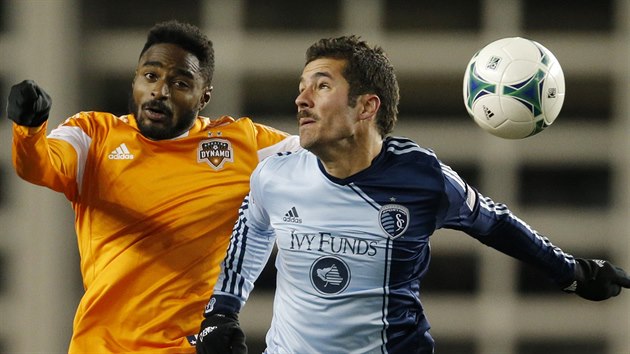 Warren Creavalle (vlevo) z Houstonu v hlavikovm souboji s Bennym Feilhaberem z Kansas City.