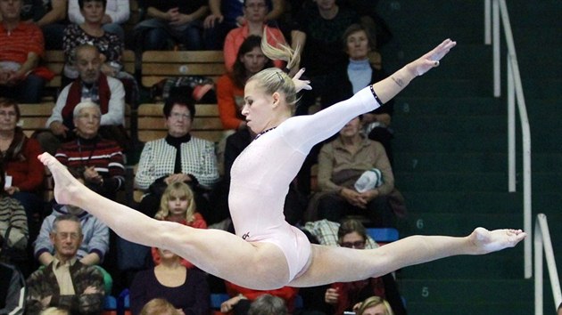 Maarsk gymnastka Dorina Bczgov nad kladinou.