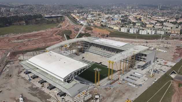 CHLOUBA SAO PAULA. Stadion Itaquerao (nebo tak Arena Corinthians) byl tsn ped dokonenm, jeho tribuny pojmou po rekonstrukci 70 000 lid.