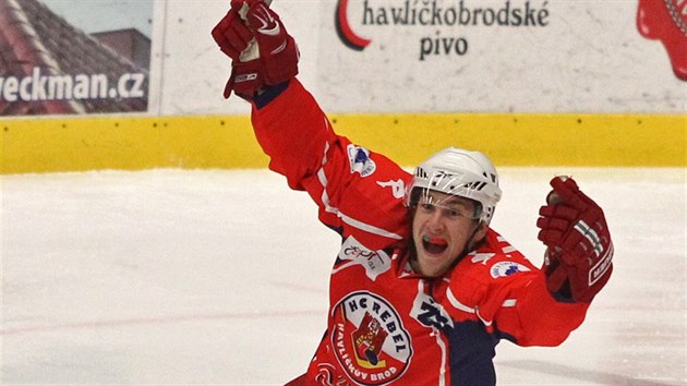 Havlkobrodsk hokejista Tom Chlubna se trefil proti Mlad Boleslavi a svj gl slavil, jak se pat.
