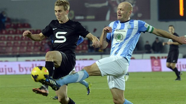 ZASE O KROK NAPED. Sparan zvldli i dal domc utkn a porazili Mladou Boleslav 4:1. I v tomto souboji byl sparansk hr naped - zlonk Boek Dokal (vlevo) pedbhl stopera Petra Johanu.