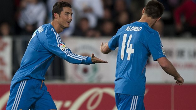 PLCNEME SI? Hostujc Real Madrid se na hiti Almere prosadil u ve 3. minut, kdy pesn plil zlonk Cristiano Ronaldo (vlevo). S gratulac okamit pispchal Xabi Alonso.