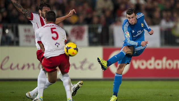 POZOR, BALE! Takhle v duelu Almere a Realu Madrid naphnul Gareth Bale (vpravo), zblokovat stelu se mu sna Angel Trujillo (zdy).