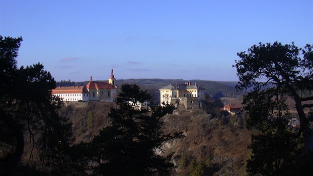 Pohled na kostel a zmek v Rabtejn nad Stelou ze skalnho ostrohu Hrabc vyhldka