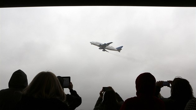 Lid se fot ob boeing, kter uvzl na malm letiti v Kansasu. Druh den vak zvldl vzltnout a pesunout se do clov destinace. 