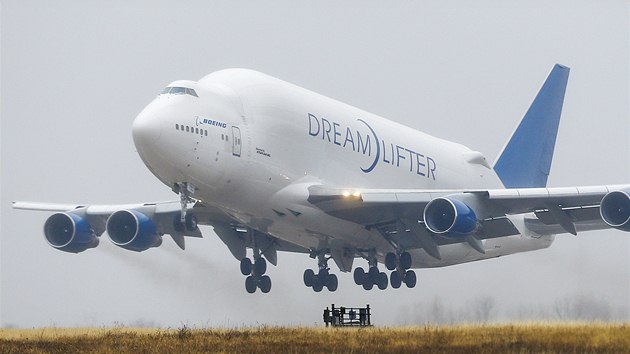 Boeing 747 Dreamlifter odlt z malho letit v Kansasu, kde uvzl po chybnm pistn ve tvrtek. 