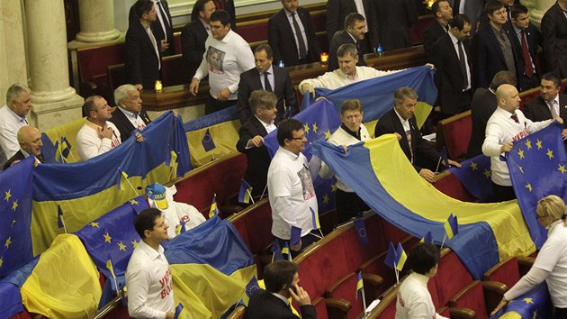 Ukrajinsk opozice protestovala v parlamentu proti zastaven pprav asocian dohody s Evropskou uni. 