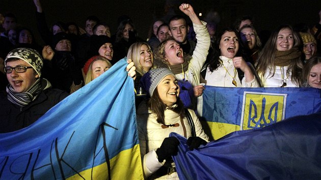 Opozice uspodala v Kyjev demonstraci proti vldnmu rozhodnut nepokraovat v pidruovacch dohodch s EU. 