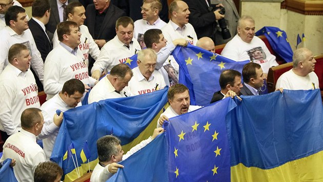 Opozin poslanci v ukrajinskm parlamentu protestuj proti rozhodnut vldy zastavit ppravy asocian dohody s EU. 