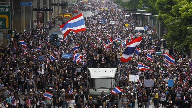 Demonstranti, kte poaduj odchod premirky inavatrov, m k budov thajskho ministerstva financ (Bangkok, 25. listopadu 2013)