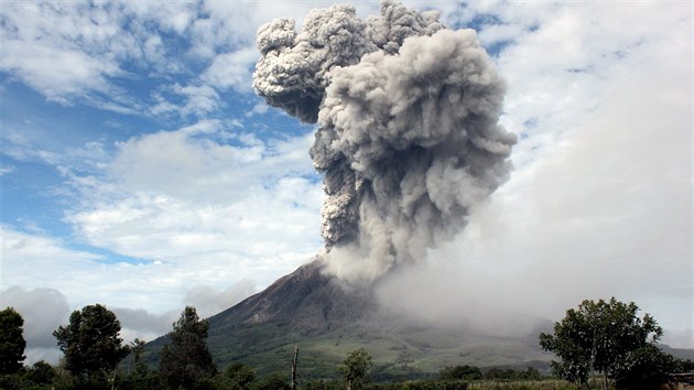 Sopka Mount Sinabung na Sumate se opt probudila k ivotu (Indonsie, 24. listopadu 2013).