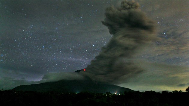 Sopka Mount Sinabung na Sumate se opt probudila k ivotu (Indonsie, 24. listopadu 2013).