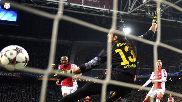 FAVORIT PROHRV. Barcelonsk glman Jos Manuel Pinto inkasuje gl v duelu s Ajaxem Amsterdam.