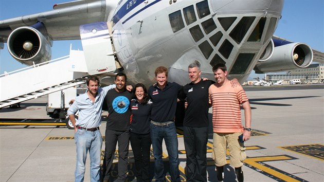 Princ Harry a jeho britsk tm ped odletem na Antarktidu (Kapsk Msto, 22. listopadu 2013)
