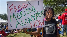 Protest na podporu Marissy Alexanderové. Mladá černošská aktivistka má na triku... Protest na podporu Marissy Alexanderové. Mladá černošská aktivistka má na triku...