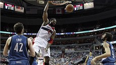 Parádní zakončení, které si vychutnává Nene sledují Love (vlevo) a Ricky Rubio. Parádní zakončení, které si vychutnává Nene sledují Love (vlevo) a Ricky Rubio.