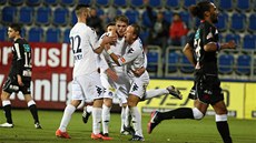 Fotbalisté Slovácka oslavují branku. Penaltu promnil Milan Kerbr. 