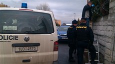 Námstkyn hejtmana ústeckého kraje Jana Vahová s policisty u svého domu, kde vrah zastelil jejího partnera Romana Housku. (19. listopadu 2013)