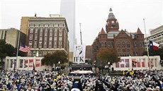 V míst atentátu na prostrantství  Dealey Plaza tisíce lidí uctily Kennedyho...