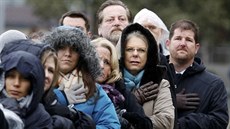 V míst atentátu na prostrantství  Dealey Plaza tisíce lidí uctily Kennedyho...