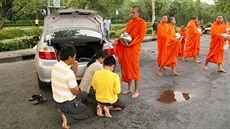 Buddhistití mnii mají v Thajsku velký respekt a obdarovat je as od asu...