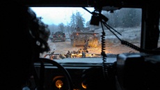 Obrnná vozidla eské armády se pipravují na útok bhem cviení Sabre Junction