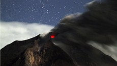 SOPKA POD HVĚZDAMI. Kvůli erupci indonéské sopky Mount Sinabung muselo... SOPKA POD HVĚZDAMI. Kvůli erupci indonéské sopky Mount Sinabung muselo...
