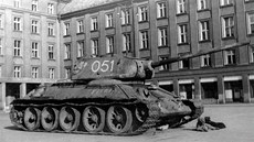 Tank .051 v kvtnu 1945 na prokeov námstí v Ostrav. Stroj jako první