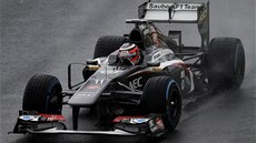 RYCHLÝ I NA VOD. Nico Hülkenberg s vozem Sauber ve tetím tréninku Velké ceny...