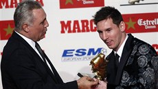 Argentinský útoník Lionel Messi z Barcelony pebírá od Christo Stoikova...