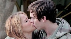 Jennifer Lawrence a Nicolas Hoult se milují, ale na svatbu jsou jet mladí.