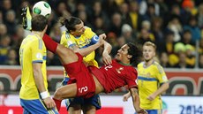 védský fotbalista Zlatan Ibrahimovic v akci.