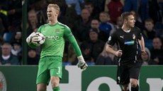 Anglický branká Joe Hart z Manchesteru City drí mí a za ním bí plzeský...