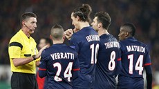 Fotbalisté Paris St. Germain staví ze ped pímým volným kopem soupee.