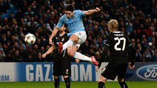 Útoník Samir Nasri z Manchesteru City dává gól do brány Viktorie Plze