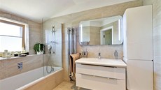 Koupelna je vybavená nábytkem a zrcadlem s integrovaným osvtlením (Lebon)....
