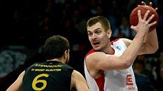 Rašid Mahalbašić (vpravo) z Nymburku se snaží vyzrát na Andrije Stipanoviče z... Rašid Mahalbašić (vpravo) z Nymburku se snaží vyzrát na Andrije Stipanoviče z...