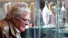 František Ševčík si na výstavě na Špilberku prohlíží trofeje, které Kometě... František Ševčík si na výstavě na Špilberku prohlíží trofeje, které Kometě...