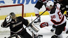 Jaromír Jágr z New Jersey překonává anaheimského brankáře Jonase Hillera. Jaromír Jágr z New Jersey překonává anaheimského brankáře Jonase Hillera.