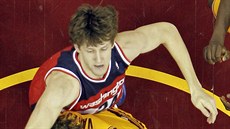 Jan Veselý z Washingtonu se pokouší o doskok v utkání s Clevelandem, odstavit... Jan Veselý z Washingtonu se pokouší o doskok v utkání s Clevelandem, odstavit...