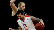Radoslav Rančík z Nymburku (vpředu) uniká kolem Pierra Antoina Gilleta z... Radoslav Rančík z Nymburku (vpředu) uniká kolem Pierra Antoina Gilleta z...