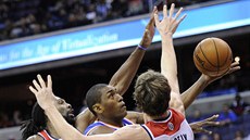 Metta World Peace (v modrém) z New Yorku zakončuje na koš Washingtonu, spolu s... Metta World Peace (v modrém) z New Yorku zakončuje na koš Washingtonu, spolu s...