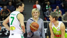 Hana Horáková před zápasem mezi Valosunem Brno a IMOS Brno provedla slavnostní... Hana Horáková před zápasem mezi Valosunem Brno a IMOS Brno provedla slavnostní...