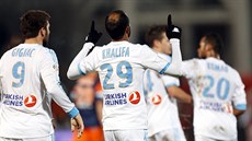 Fotbalisté Olympique Marseille se radují z gólu.