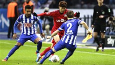 TANEKY. Jihokorejský hrá Leverkusenu Son Heung-min (uprosted) se snaí s...