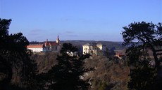 Pohled na kostel a zámek v Rabtejn nad Stelou ze skalního ostrohu Hrabcí...