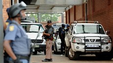 Jihoafrití policisté hlídají ped soudem v Johannesburgu, kde tento týden