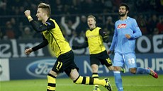 ÚSP̊NÝ EXEKUTOR. Marco Reus z Dortmundu se raduje z gólu proti Neapoli.