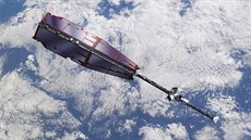 Umělecké ztvárnění letu družice Swarm, která měří magnetické pole Země. Umělecké ztvárnění letu družice Swarm, která měří magnetické pole Země.